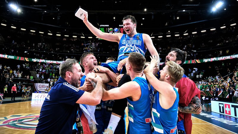 Fotografija: Presrečni Luka Dončić s soigralci po razglasitvi najboljšega košarkarja olimpijskih kvalifikacij v Kaunasu. FOTO: FIBA