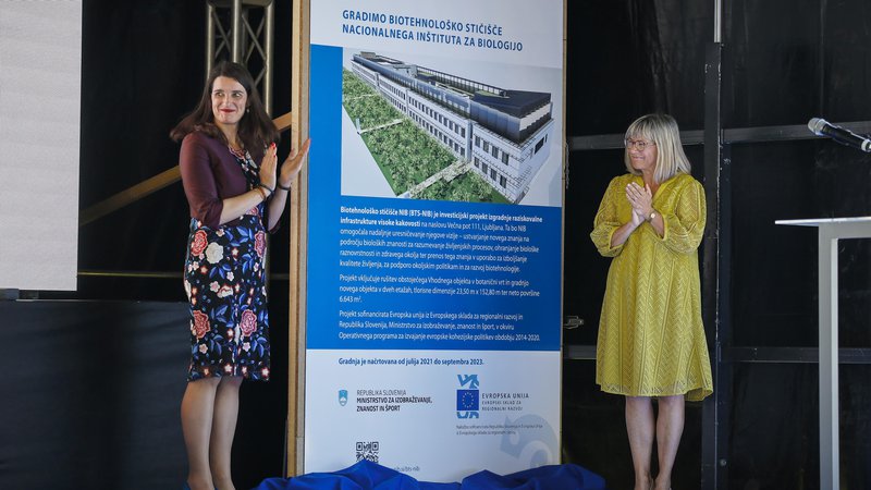 Fotografija: Ministrica Simona Kustec in direktorica NIB Maja Ravnikar poudarjata pomembnost nove infrastrukture za slovensko znanost. FOTO: Jože Suhadolnik/Delo