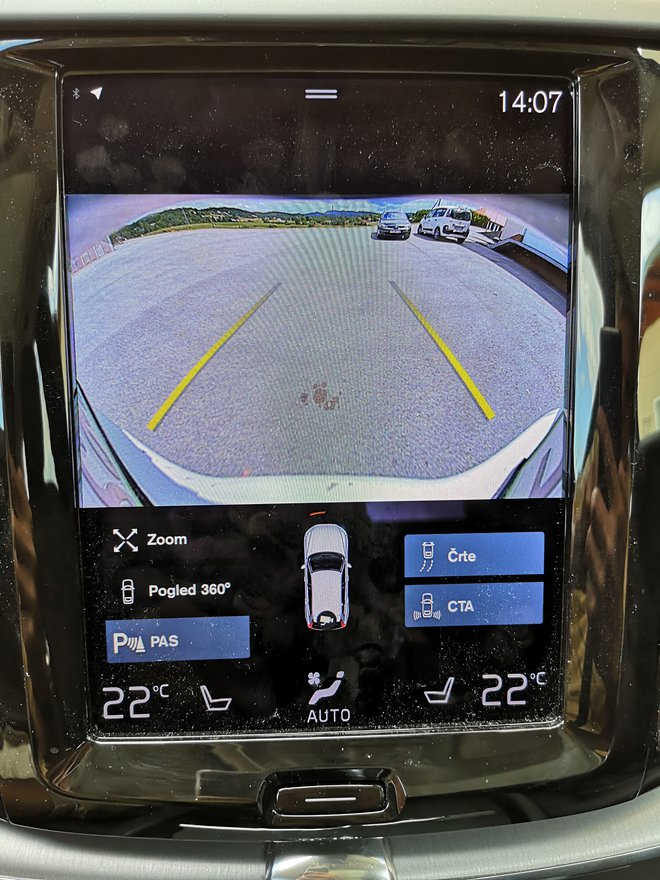 Odlično delujejo tudi kamere, saj voznik lahko izbira med več različnimi pogledi. FOTO: Gregor Pucelj