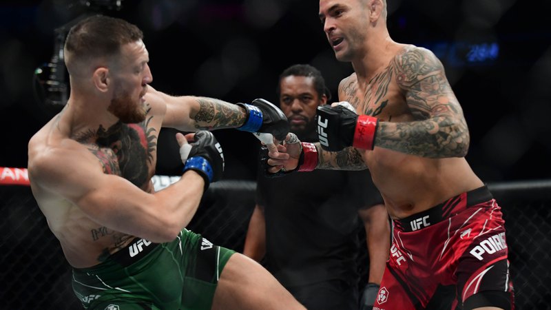 Fotografija: Spektakularna borba v UFC med Dustinom Poirierjem (desno) in Conorjem McGregorjem se je s z Irčevo poškodbo konačal že po slabih petih minutah. FOTO: Gary A. Vasquez/Usa Today Sports