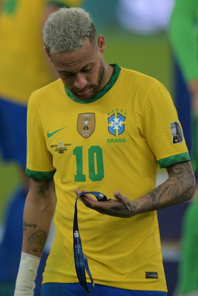 Neymar seveda ni bil zadovoljen s prejeto srebrno kolajno. FOTO: Carl De Souza/AFP