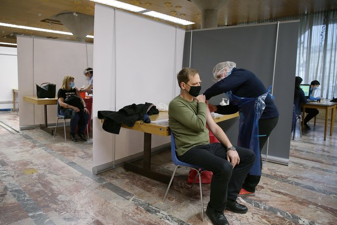 Predlagana novela zakona, ki jo je zadržal državni svet, ne rešuje odškodninske odgovornosti države po cepljenju proti covidu-19. FOTO: Leon Vidic
