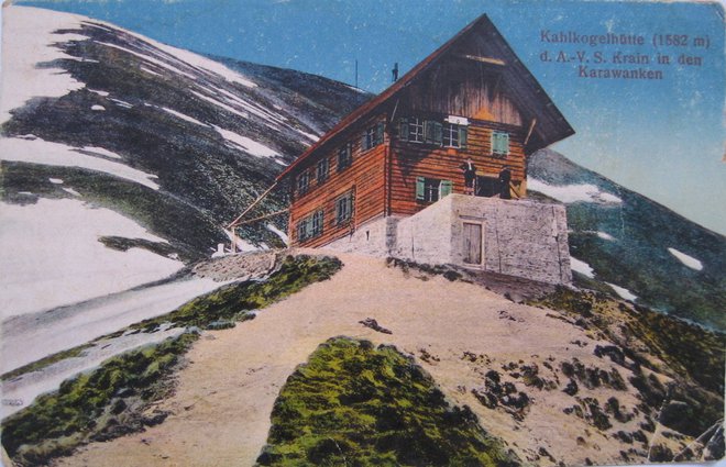 Razglednica iz leta 1917. Nemška koča, ki jo je na mestu sedanje leta 1892 zgradilo Nemško-avstrijsko planinsko društvo. Foto Wikipedija
