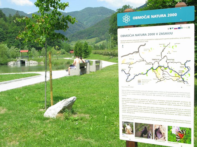 Dvajset označevalnih tabel, kakršna je v zagorskem evroparku pod Čemšeniško planino, opozarja na območja, vključena v mrežo Natura 2000. FOTO: Polona Malovrh
