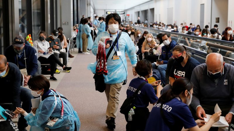 Fotografija: Teden dni pred začetkom iger v Tokiu se postavlja vprašanje, koliko poročati o epidemiološki nevarnosti in koliko o olimpijskih uspehih. FOTO: Isei Kato/Reuters