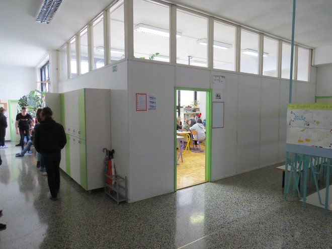 Zaradi prostorske stiske so montažne učilnice v OŠ Frana Albrehta postavili kar na hodniku. FOTO: Bojan Rajšek/Delo