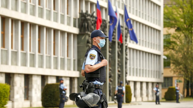 Fotografija: Zaupanje državljanov v policijo kot institucijo drastično upada, ugotavlja predsednik policijskega sindikata. FOTO: Matej Družnik