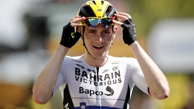 Fotografija: Matej Mohorič med zmagoslavjem v 19. etapi. FOTO: Benoit Tessier/Reuters