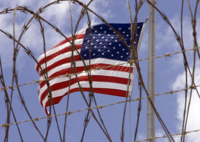Urad nacionalnega direktorja za obveščevalne dejavnosti je v 2016 poročal, da se je 17 odstotkov od 728 izpuščenih iz Guantanama potrjeno vrnilo k terorizmu, za 12 odstotkov pa je obstajal sum. FOTO: Paul J. Richards/Afp