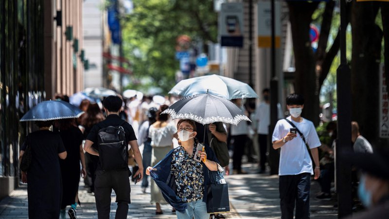 Fotografija: V Tokiu so termometri v času pisanja namerili 34 stopinj Celzija. Foto: Charly Triballeau/AFP