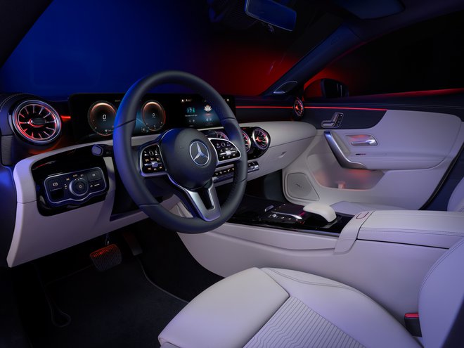 Mercedes-Benzov samoučeči se informacijsko-razvedrilni sistem MBUX druge generacije vas popelje v nov svet informacijsko-razvedrilnega sistema z možnostjo intuitivnega glasovnega upravljanja, upravljanja na dotik ali upravljanja s kretnjami. FOTO: Daimler AG