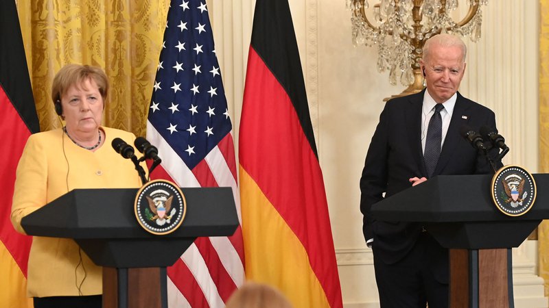 Fotografija: S prihodom ameriškega predsednika Joeja Bidena (ob njem kanclerka Angela Merkel) sta državi presekali gordijski vozel Severni tok 2. FOTO: Saul Loeb/AFP