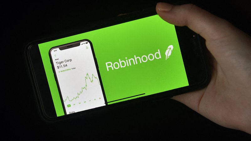 Fotografija: Robinhood želi izkoristiti čas, ko so vlagatelji naklonjeni prvim prodajam tehnoloških delnic. FOTO: Olivier Douliery/AFP