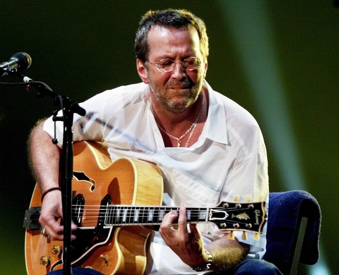 Eric Clapton na koncertu leta 2001; v 2021 se je uprl. FOTO: Jeff Mitchell/Reuters