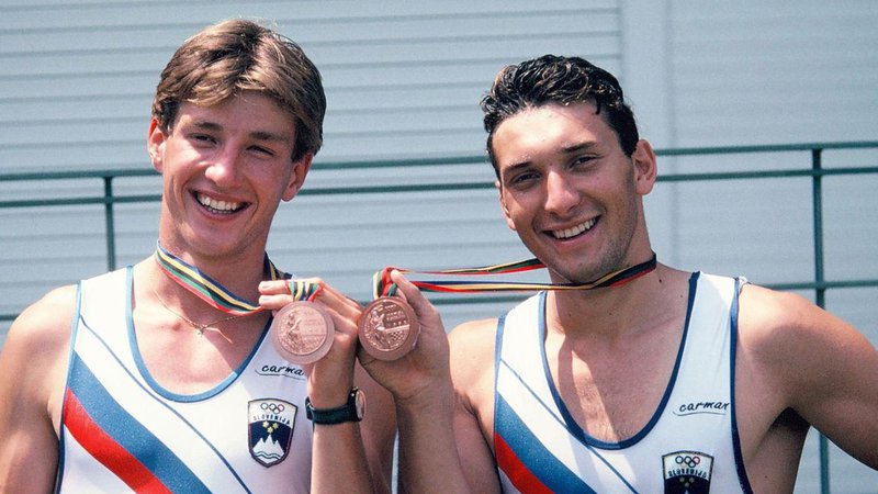 Fotografija: Iztok Čop (levo) in Denis Žvegelj s prvima olimpijskima kolajnama za samostojno Slovenijo. FOTO: Reuters