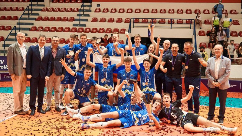 Fotografija: Ne le člani, slovenski odbojkarji so se v Tirani poveselili zmage na kadetskem evropskem prvenstvu. FOTO: CEV
