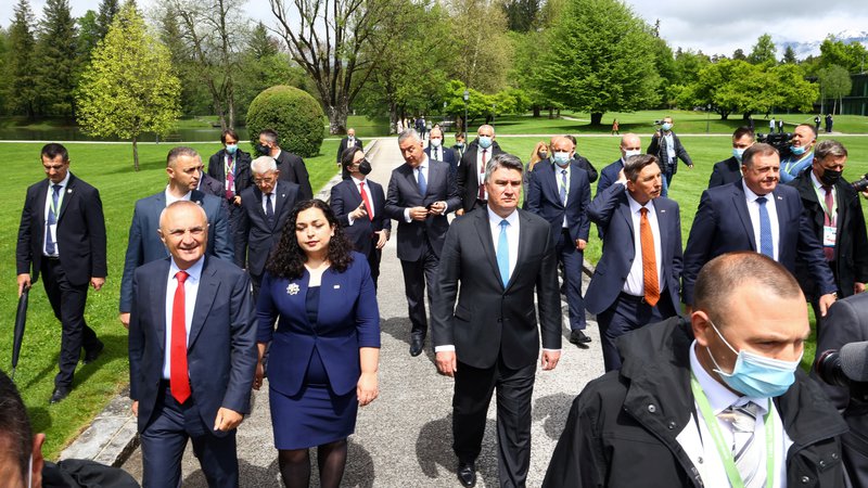 Fotografija: Predsednik Republike Slovenije Borut Pahor je na Brdu pri Kranju letos gostil srečanje voditeljev Brdo Brijuni Procesa. FOTO: Borut Živulović/Reuters