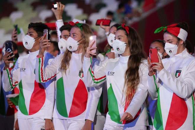 Italijanska reprezentanca, za katero je oblikoval legendarni giorgio Armani, je na odprtju nosila belo kolekcijo, sicer bodo nosili enako v temno modri barvi. FOTO: Hannah Mckay/ AFP