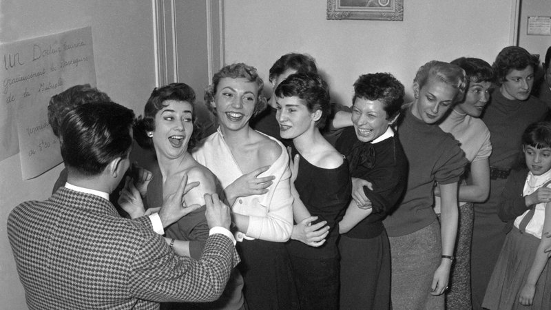 Fotografija: Ljudje so še pred desetletji trdno zaupali znanosti in zdravnikom ter se (kot francoske manekenke na fotografiji iz leta 1955) veselili zaščite pred boleznijo. FOTO: STF / AFP