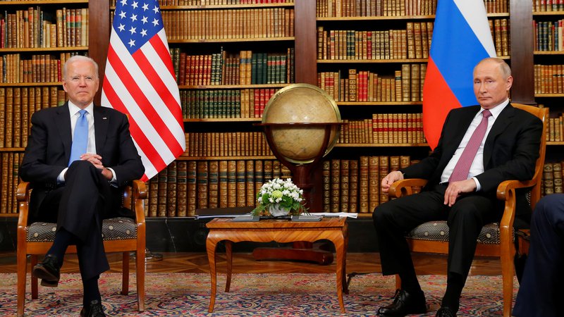 Fotografija: Najpomembnejši dogovor, ki sta ga junija na vrhu v Ženevi sklenila Joe Biden in Vladimir Putin, je obnovitev dialoga o zmanjševanju grožnje jedrskega spopada. FOTO: Denis Balibouse/Reuters