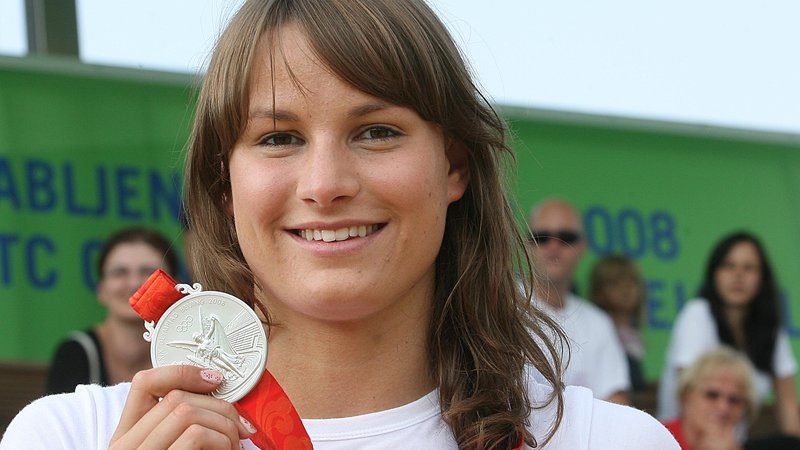 Fotografija: Sara Isaković je s srebrno olimpijsko kolajno v Pekingu 2008 dosegla najodmevnejši uspeh slovenskega plavanja. FOTO: Ljubo Vukelić/Delo