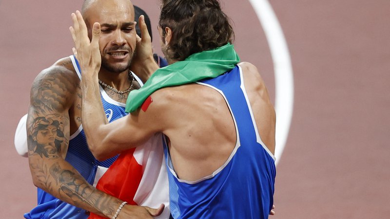 Fotografija: V dobrih desetih minutah sta Tamberi (desno) in Jacobs spisala italijansko športno zgodovino. FOTO: Phil Noble/Reuters