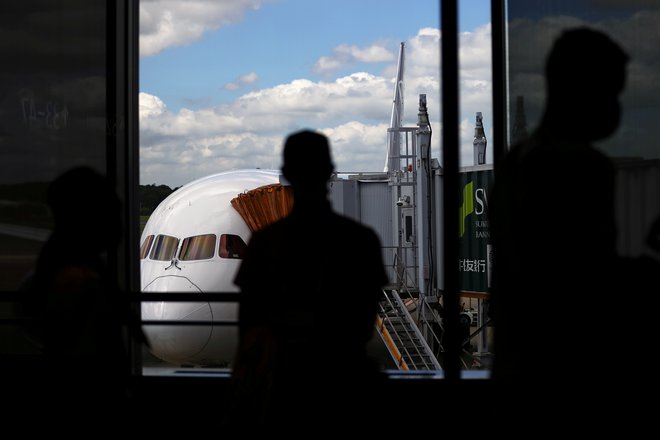 Vkrcanje športnice na let za Dunaj je bilo presenečenje. Tja naj bi prispela danes popoldne okoli 15. ure. FOTO: Issei Kato/Reuters