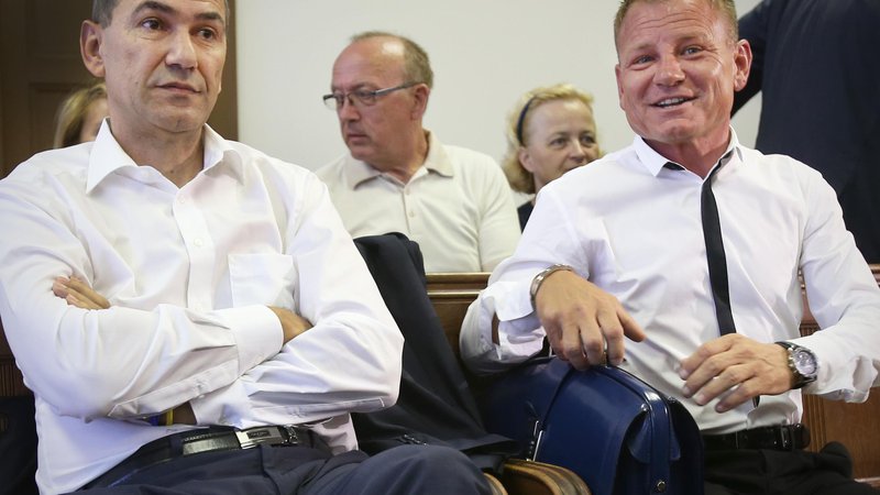 Fotografija: Janez Janša in Franci Matoz na eni od sodnih obravnav. Foto Jure Eržen