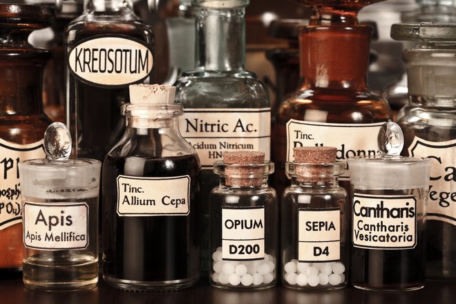 Mnogim se je homeopatija (Hahnemann, 1789) s svojimi kapljicami zdela precej sprejemljivejša kot puščanje krvi s pijavkami in terapije z arzenom, živim srebrom in podobnimi »zdravili« takratne ortodoksne medicine. FOTO: Shutterstock
