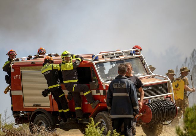 V skupini, ki se je danes podala proti Severni Makedoniji, je 43 gasilcev in devet pripadnikov civilne zaščite, ki bodo skrbeli, da bodo gasilci na terenu varno in učinkovito opravljali svoje naloge. FOTO: Arbnora Memeti/AFP