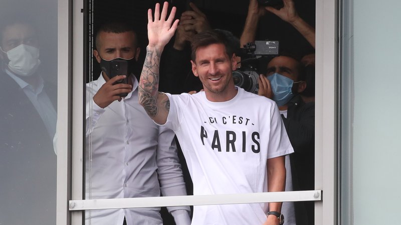 Fotografija: Lionel Messi je takole pozdravil zbrano množico na primestnem pariškem letališču Le Bourget. FOTO: Yves Herman/Reuters
