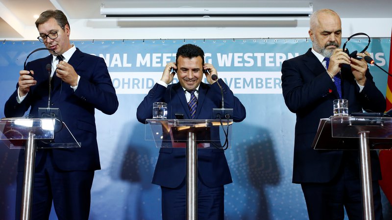 Fotografija: Srbski predsednik Aleksandar Vučić (levo), makedonski predsednik vlade Zoran Zaev (v sredini) in njegov albanski kolega Edi Rama so do leta 2019 ustanovljeno pobudo »mini schengen« preimenovali v Open Balkan in sklenili tri sporazume. Foto: Ognen Teofilovski/Reuters