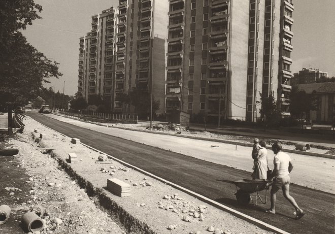 Urejanje Ceste 1. maja, leta 1982. Foto Drago Holynski/fototeka Gorenjskega muzeja