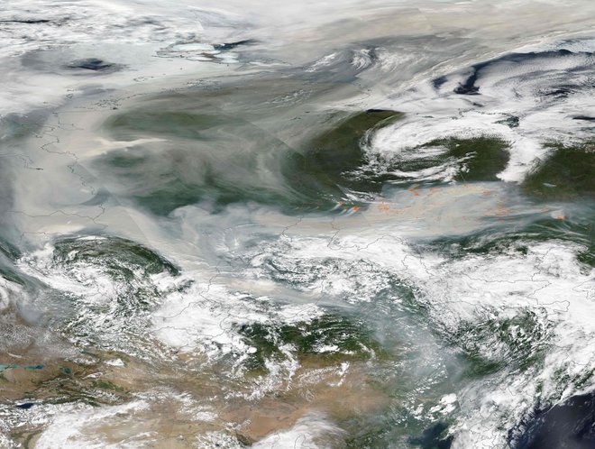 Dim se je razširil več kot 3000 kilometrov daleč z Jakutija ne Severni pol.  FOTO: Handout/NASA Earth Observatory/AFP