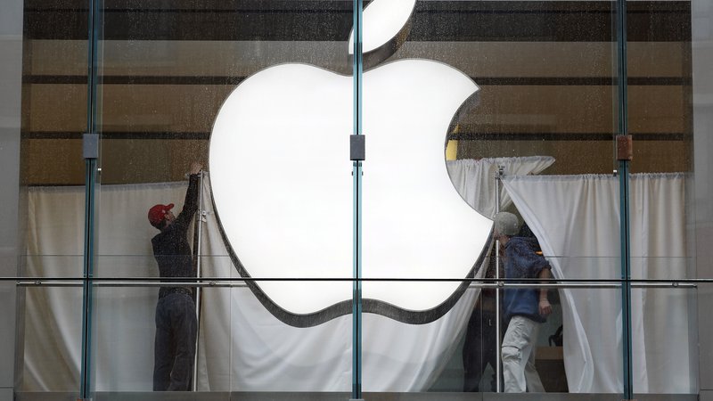 Fotografija: Prek posebnega orodja bo Apple fotografije preverjal. V resnici jih nihče ne bo gledal, dokler ne bo sistem nekajkrat zaznal sporne vsebine in bo o tem obvestil človeške moderatorje. FOTO: Brian Snyder/Reuters