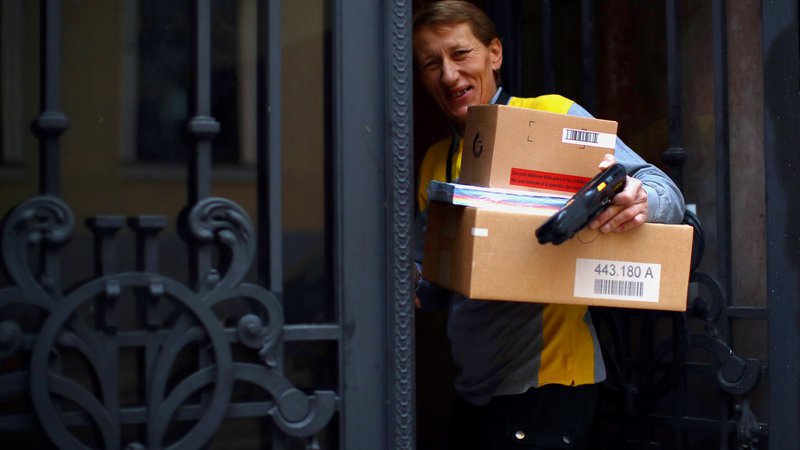 Fotografija: Paketov je vse več in že dolgo jih ne dostavlja samo pošta.
FOTO: Lisi Niesner/Reuters