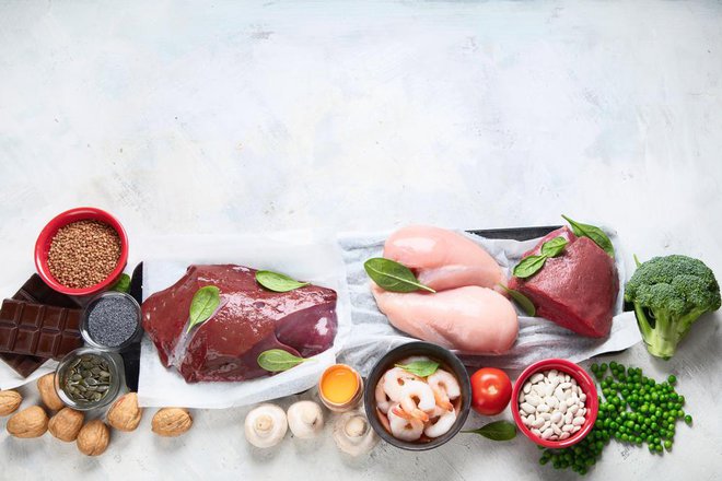 Pri zajtrku bi lahko izbrala bolj kakovosten mesni izdelek (pršut, kuhan pršut) ter dodala kos zelenjave. FOTO: Shutterstock