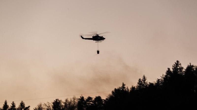 Fotografija: Helikopterji koristijo pri gašenju na nedostopnem terenu. FOTO: Uroš Hočevar/Delo
