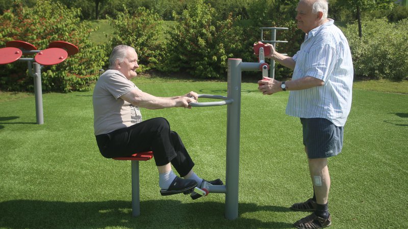 Fotografija: Starejši se gibljejo približno 25 minut na dan srednje- in visokointenzivno, priporočeno pa je nekoliko več, 30 minut na dan. FOTO: Tadej Regent/Delo