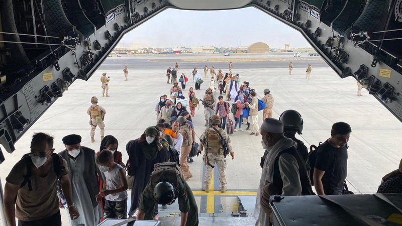 Fotografija: Matev Tonin je izrazil prepričanje, da bo letališče v Kabulu še nekaj časa delovalo in omogočalo evakuacije. FOTO: AFP
