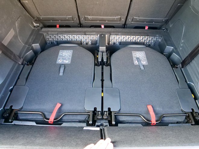 Ko je v avtomobilu postavljenih sedem sedežev, prostora za prtljago skoraj zmanjka. FOTO: Blaž Kondža