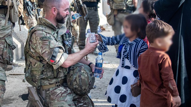 Fotografija: »Predvidevam, da so se med mnogimi Afganistanci in vojaki stkale vezi.« Foto Reuters