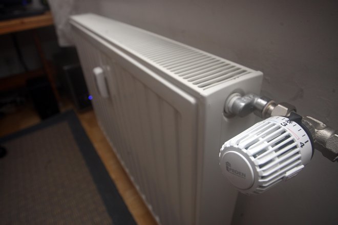 Če po 30 letih od izgradnje hiše zamenjano termostatske radiatorske ventile in glave skupaj s hidravličnim uravnoteženjem, se investicija praviloma povrne v dveh do največ štirih letih. FOTO: Tadej Regent/Delo
