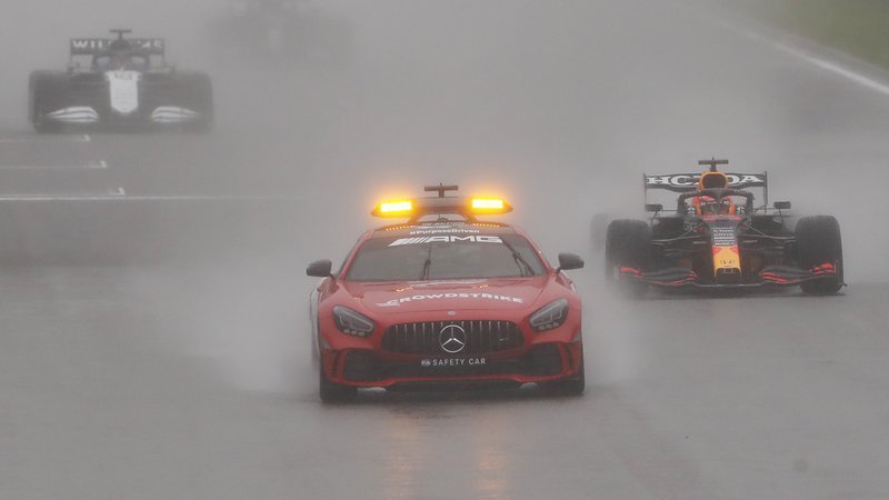 Fotografija: Max Verstappen (desno) je za varnostnim avtomobilom v svojo korist odločil veliko nagrado Belgije. FOTO: Christian Hartmann/Reuters