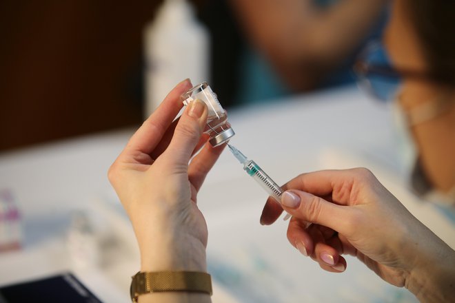 Za cepljenje se najpogosteje odločajo tisti, ki o cepljenju, tako varnosti kot učinkovitosti in pomenu za družbo, po strokovni plati vedo največ. FOTO: Leon Vidic/Delo