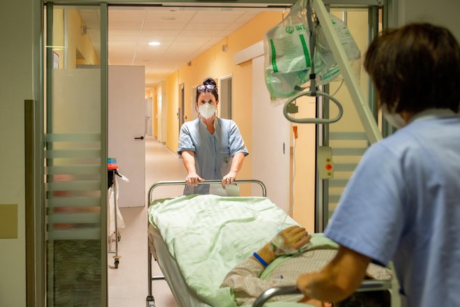 Ob hitrem širjenju različice delta imamo lahko v bolnišnicah hitro še enkrat toliko ali celo več bolnikov kot lani jeseni. FOTO: Voranc Vogel/Delo