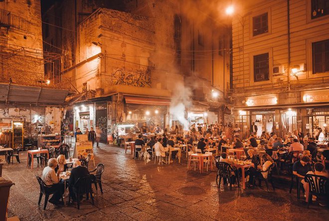 Ulice v historičnem mestnem jedru Palerma so prepredene z gostilnami in bari in se začnejo prazniti šele zgodaj zjutraj. FOTO: Shutterstock