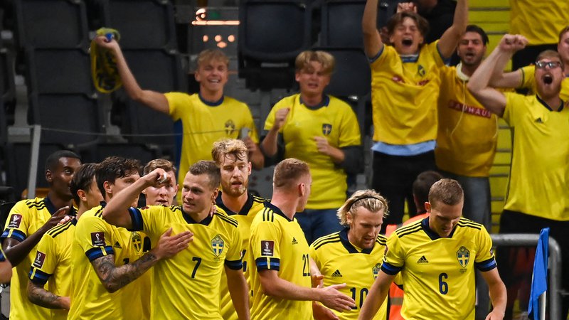Fotografija: Veselju švedskih nogometašev in navijačev ob zmagi proti Španiji ni bilo konca. FOTO: Jonathan Nackstrand/AFP
