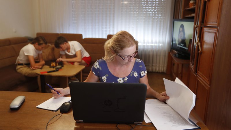 Fotografija: Ženske v Sloveniji so v večini dvojno obremenjene: v primerjavi s svojimi evropskimi kolegicami so večinoma zaposlene s polnim delovnim časom, bistveno več kot moški pa opravijo tudi neplačanega dela doma. FOTO: Leon Vidic