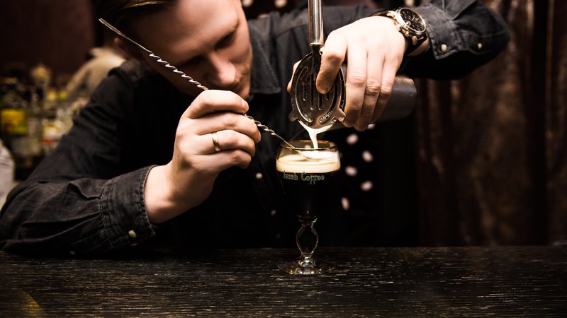 Fotografija: Smetana ali mleko naredita kavo žametno gladko in ublažita njeno grenkobo. FOTO: Shutterstock